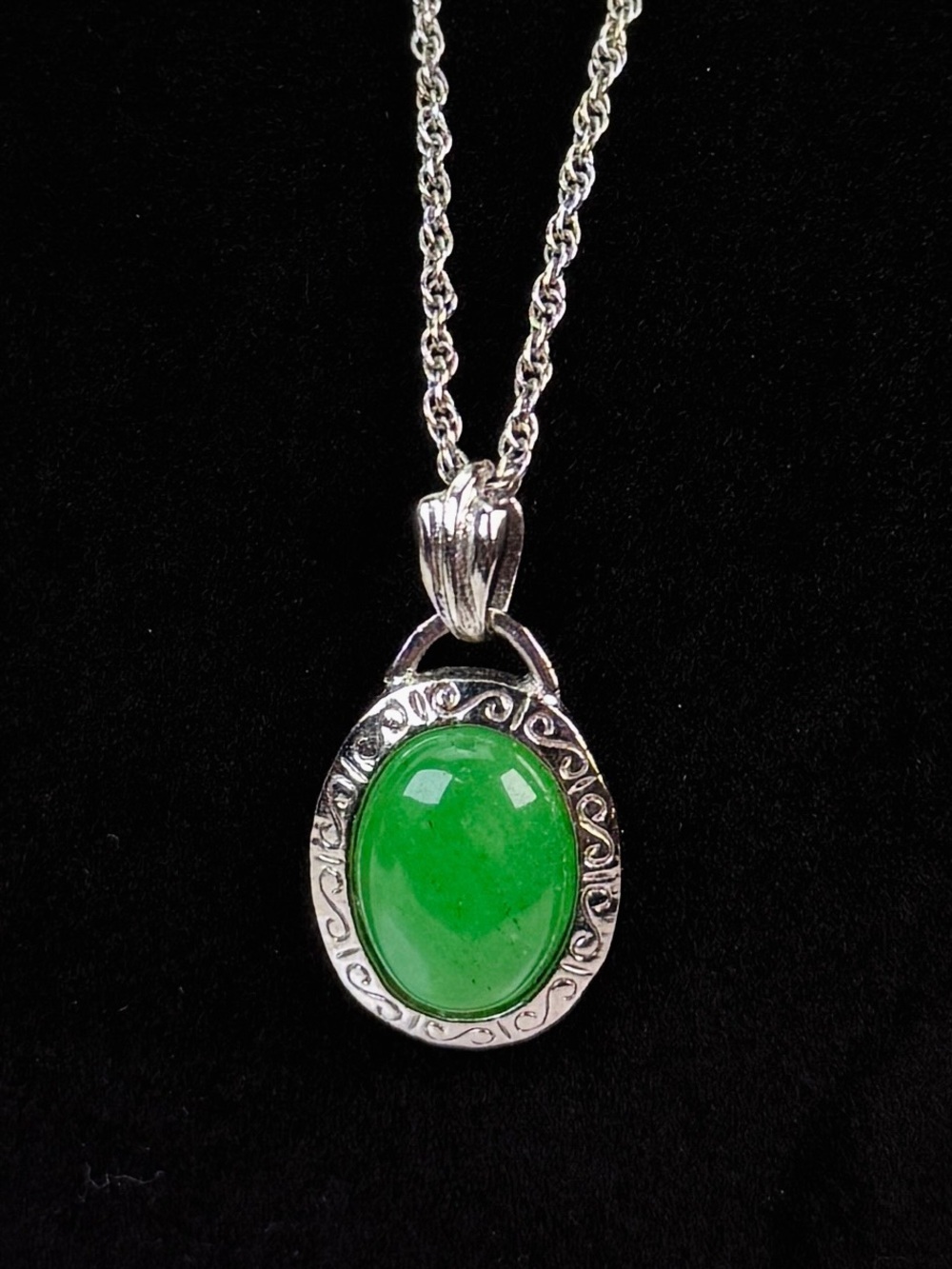 Green Oval Stone Pendant Necklace - Classic Silvertone Setting